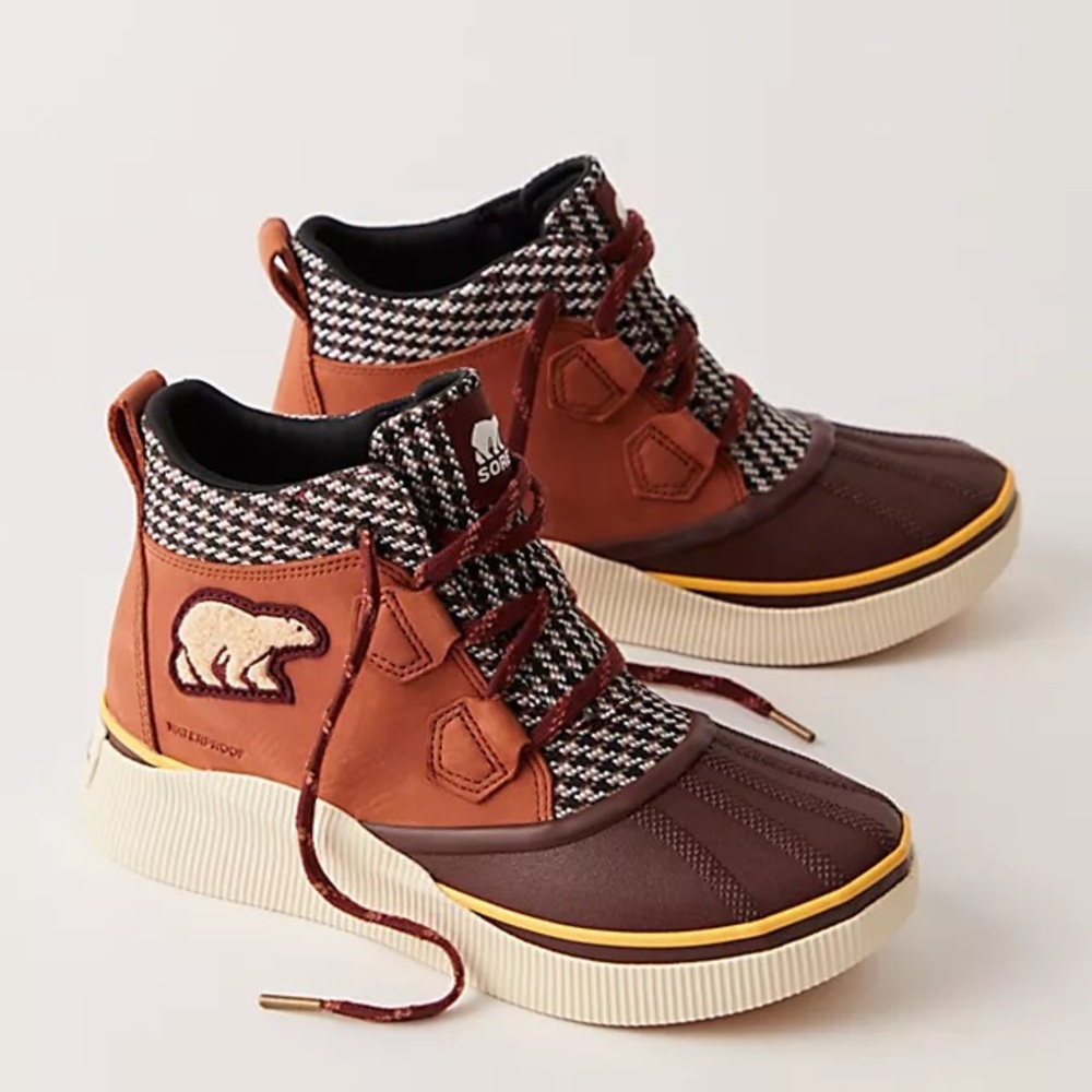 Like New! SOREL Out N About IV Varsity Classic Waterproof Boots